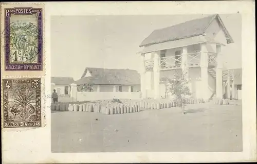 Foto Ak Madagaskar, Tonkrüge, Depot, Kolonialhäuser
