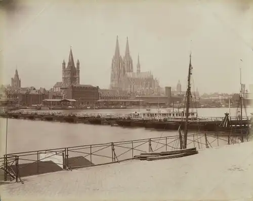 Foto Köln am Rhein, Der Dom von Deutz aus gesehen