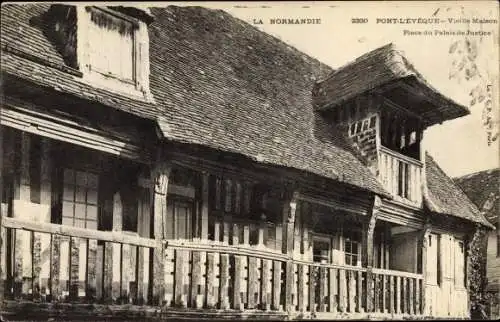 Ak Pont l'Évêque Calvados, Place du Palais de Justice, Vieille Maison