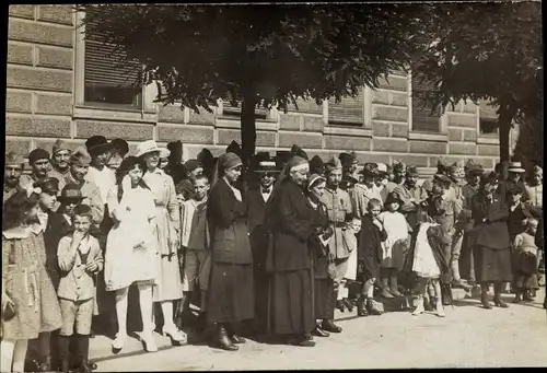 Foto Ak Wiesbaden in Hessen, Nonnen, Soldaten, Gruppenbild