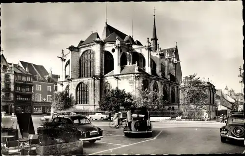 Ak Montargis Loiret, Place Mirabeau, Eglise Sainte Madeleine