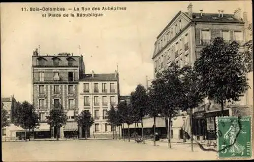 Ak Bois Colombes Hauts de Seine, La Rue des Aubépines et Place de la Republique