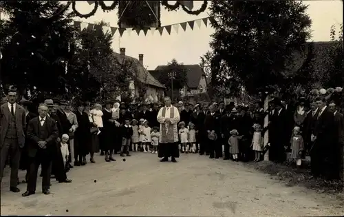 Ak Dornach Mulhouse Mülhausen Elsass Haut Rhin, Dorffest mit Messe, Pfarrer