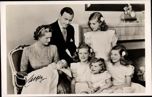 Ak Prinz Gustav Adolf und Prinzessin Sibylla von Schweden mit ihren Kindern, Geburt von Carl Gustaf