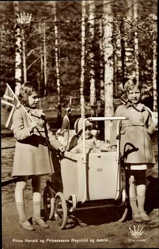 Ak Prinz Harald und Prinzessinnen Ragnhild und Astrid von Norwegen, Kinderwagen