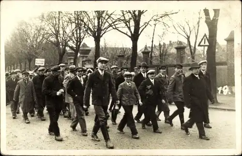 Foto Ak Männerportrait, Straßenpartie, 1935