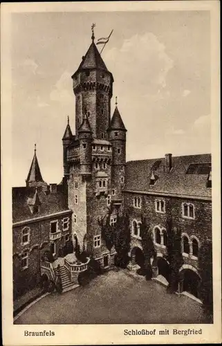 Ak Braunfels an der Lahn, Schlosshof mit Bergfried