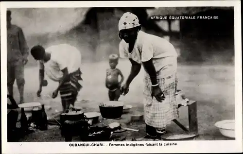 Ak Oubangui Chari Ubangi Shari Zentralafrikanische Republik, Femmes ingigenes faisant la cuisine