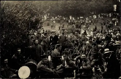 Ak Militärkapelle, Gruppenbild von hinten, Parkanlage