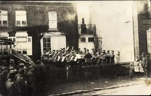 Ak Militärkapelle beim Musizieren, Gruppenbild, Gartenpartie