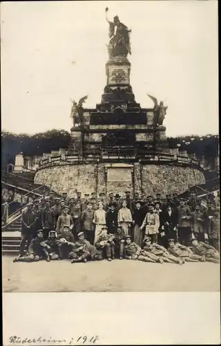 Ak Rüdesheim am Rhein, Niederwalddenkmal, Deutsche Soldaten im Kaiserreich, Gruppenbild