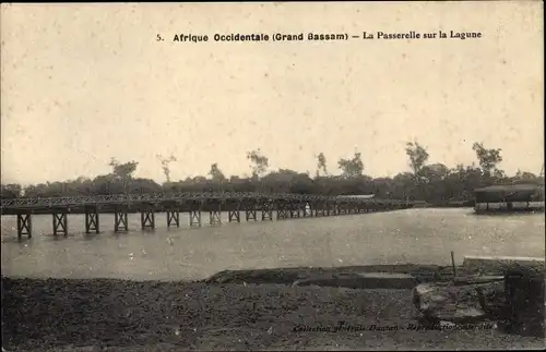 Ak Grand Bassam Elfenbeinküste, La Passerelle sur la Lagune