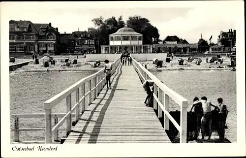 Ak Ostseebad Niendorf, Seebrücke zum Strand, Hotels