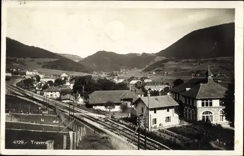 Ak Travers Val de Travers Kanton Neuchatel, Panorama vom Ort, Eisenbahnstrecke