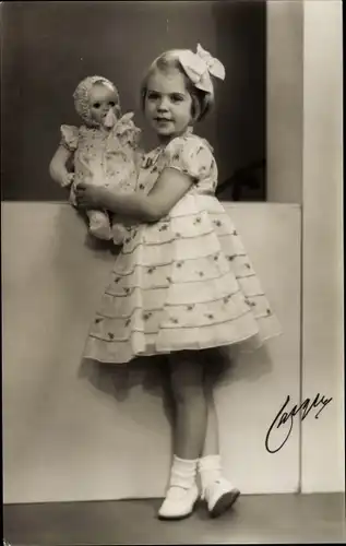 Ak Prinzessin Margaretha von Schweden, Portrait mit Puppe