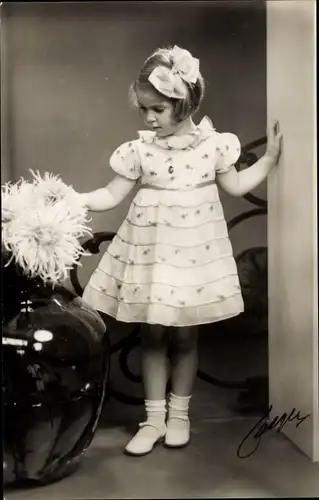 Ak Prinzessin Margaretha von Schweden, Portrait mit Blumenvase