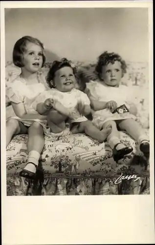 Ak Prinzessinnen Margaretha, Desirée und Birgitta von Schweden, Portrait mit Spielzeug