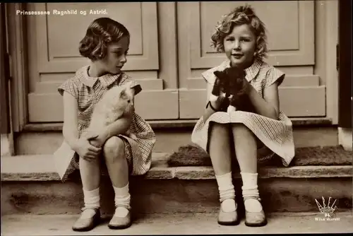 Ak Prinzessinnen Ragnhild und Astrid von Norwegen, Portrait mit Katzenjungen