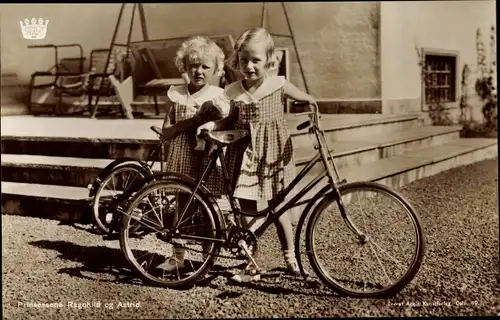 Ak Prinzessinnen Ragnhild und Astrid von Norwegen, Portrait mit Fahrrädern