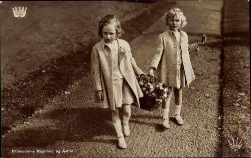 Ak Prinzessinnen Ragnhild und Astrid von Norwegen, Portrait mit Blumenkorb