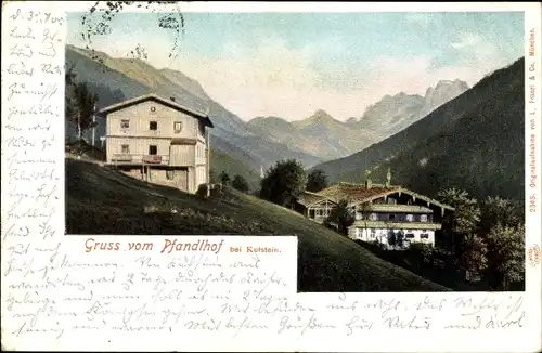Litho Pfandlhof bei Kufstein in Tirol, zwei Häuser am Hang, Bergpanorama