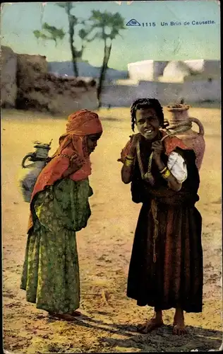 Foto Ak Un Brin de Causette, ein kleines Gespräch, Afrikanische Frauen beim Wasser holen