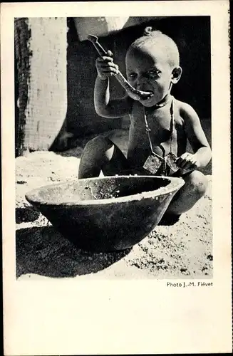 Ak Waisenkind an der Westküste Afrikas ißt