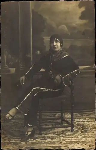 Ak Frau in Maghreb Tracht, Portrait
