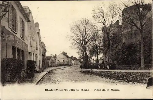 Ak Blandy-les-Tours Seine et Marne, Place de la Mairie