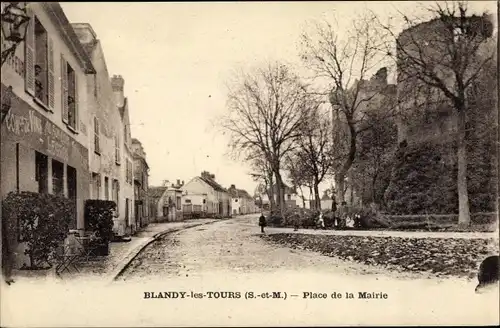 Ak Blandy-les-Tours Seine et Marne, Place de la Mairie