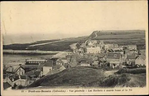 Ak Port en Bessin Calvados, Panorama, Rochers à Marée Basse et la Nô