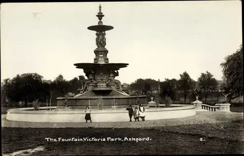 Ak Ashford South-East England, The Fountain, Victoria Park