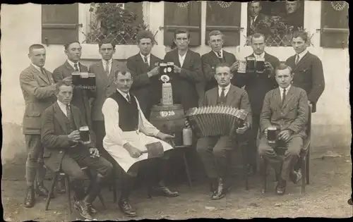 Foto Ak Gruppenbild Männer mit Biergläsern, Akkordeon