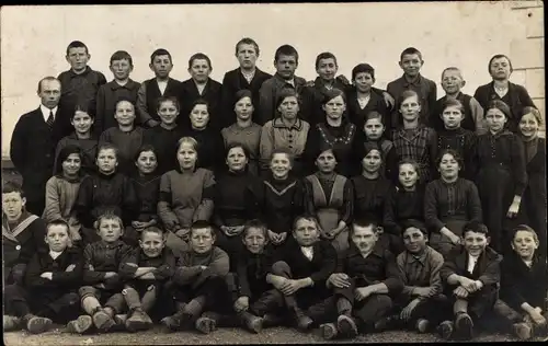 Ak Schulklassenfoto Mädchen und Jungen, Lehrer