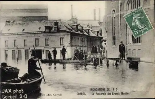Ak Corbeil Essonne, Inondations de 1910, La Passerelle des Grands Moulins