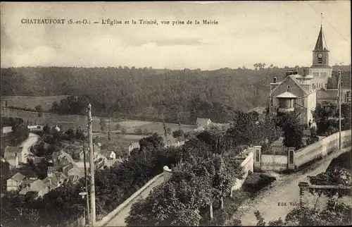 Ak Châteaufort Yvelines, L'Eglise et la Trinite, vue prise de la Mairie