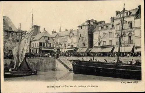 Ak Honfleur Calvados, Station du bateau du Havre, Café Paris