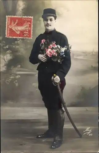 Ak Soldat mit Blumenstrauß