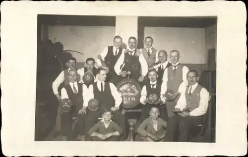 Foto Ak Gruppenbild Kegelclub Keverfamos 1922