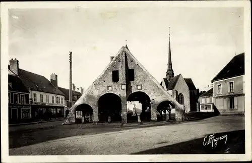 Ak Égreville Seine et Marne, Place Massenet, La Halle, monument hist., XIIIe siècle