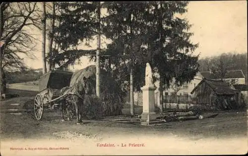 Ak Verdelot Seine et Marne, Le Prieuré, calèche, statue