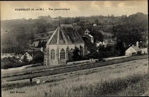 Ak Verdelot Seine et Marne, vue panoramique, Eglise, prairie, flâneurs avec chien