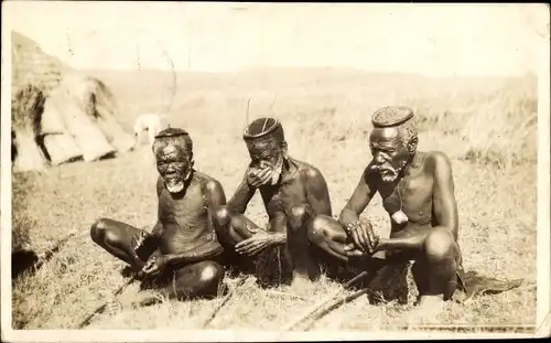 Foto Ak Drei alte Afrikaner mit LEndenschurzen