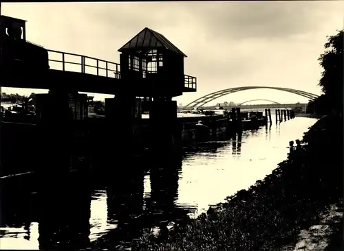 Foto Oberhausen im Ruhrgebiet, Hafenpartie mit Rheinbrücke