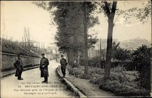 Ak Brétigny-sur-Orge Essonne, Avenue de la Gare, Soldats, Campagne 1914-1916