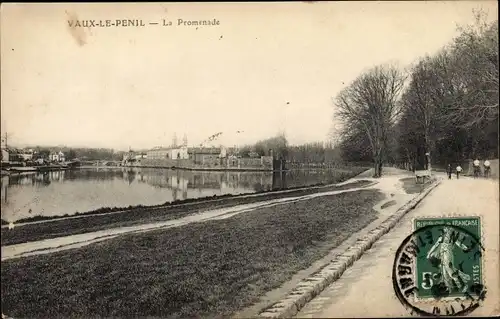 Ak Vaux le Pénil Seine et Marne, La Promenade, bord de la rivière