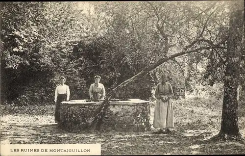 Ak Fontaine sous Montaiguillon Seine et Marne, riverains sur les ruines