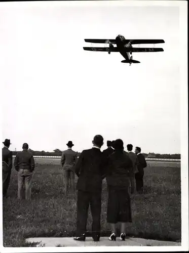 Foto Doppeldecker Flugzeug G-ACJM, Schaulustige auf dem Flugfeld