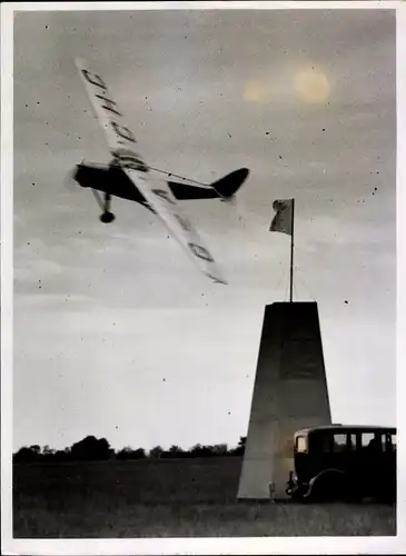 Foto Kunstflugzeug, King's Cup Air Race 1934, S. W. Sparks in a Tiger Moth, Hatfield Aerodrome