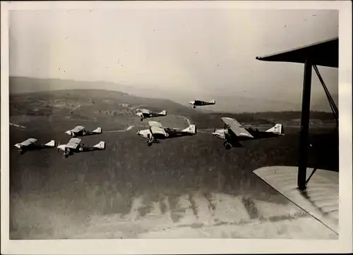 Foto Metz Moselle, Importantes manoeuvres aeriennes, plusieurs escadrilles d'avions francais